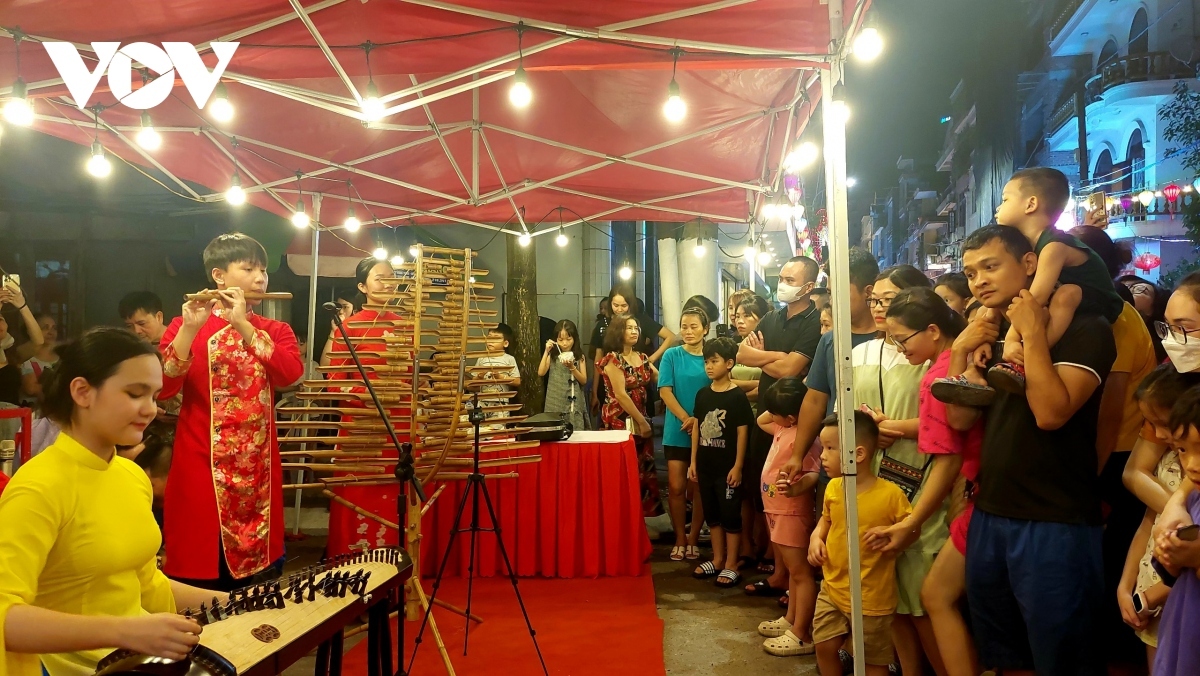 Ha Long City opens Bai Tho walking street